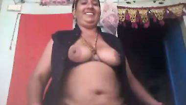 Rajasthani milf dances naked and shows her boobs in nude MMS
