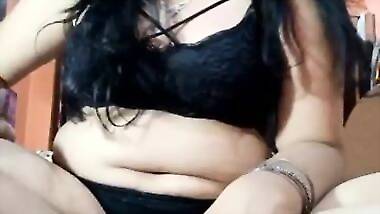 Curvaceous Desi model flashes her XXX breasts for webcam clients