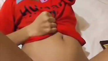 Guy opens his GF’s virgin chut with fingers in xxx MMS