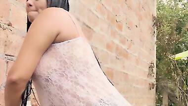 Desi hot sexy girl bathing outdoor