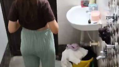 Neighbor girl boobs show before bathing viral MMS